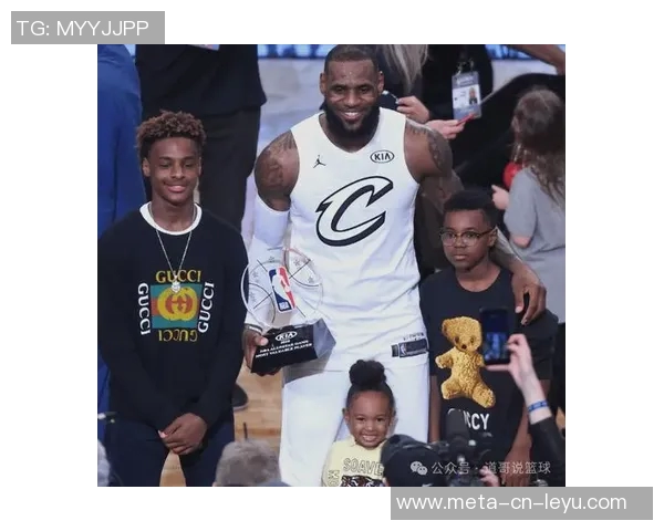 老父亲的骄傲詹姆斯分享多张身穿儿子布莱斯球衣观赛的温馨瞬间 老父亲的骄傲詹姆斯分享多张身穿儿子布莱斯球衣观赛的温馨瞬间